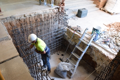 Treballs al vestíbul de l'Escola Sant Sadurní per possibilitar la instal·lació d'un ascensor.