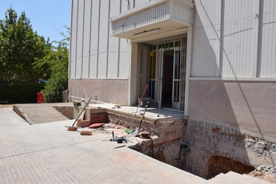 Construcció d'una rampa a l'exterior de l'edifici d'infantil de l'Escola Marinada i de l'espai on s'ubicarà l'ascensor.