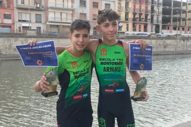 Pau Rivero i Arnau Pérez amb els seus diplomes i trofeus (Imatge: Club Triatló Montornès)