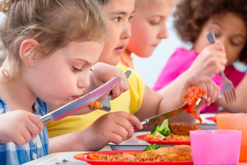 Nens i nenes en un menjador escolar. (Imatge: iStock)