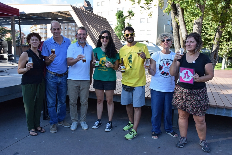 L'alcalde, José A. Montero, i la regidora de Cultura i Festes, Mercè Jiménez, amb representants de les penyes Pere Anton i Els Bartomeus, de la Pink Boots Society i de l'empresa Bertus.