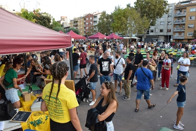 La plaça de Pau Picasso, plena de gom a gom amb el 1r BirraFest.