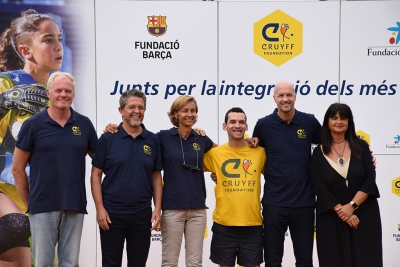 L'alcalde, José A. Montero, amb Jordi Cruyff, representants de les fundacions Cruyff, FC Barcelona i la Caixa, i l'entrenador montornesenc Marc Fuentes.