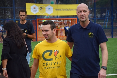 L'entrenador montornesenc Marc Fuentes amb Jordi Cruyff.