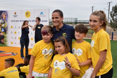 La jugadora Laia Codina s'ha fet fotos i ha signat autògrafs als infants assistents.