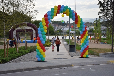 Accés al parc socioesportiu durant la inauguració.