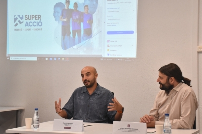 Zouhair Zammouri, de l'entitat Superacció, i Jordi Delgado, regidor d'Ocupació, Promoció Econòmica i Comerç.