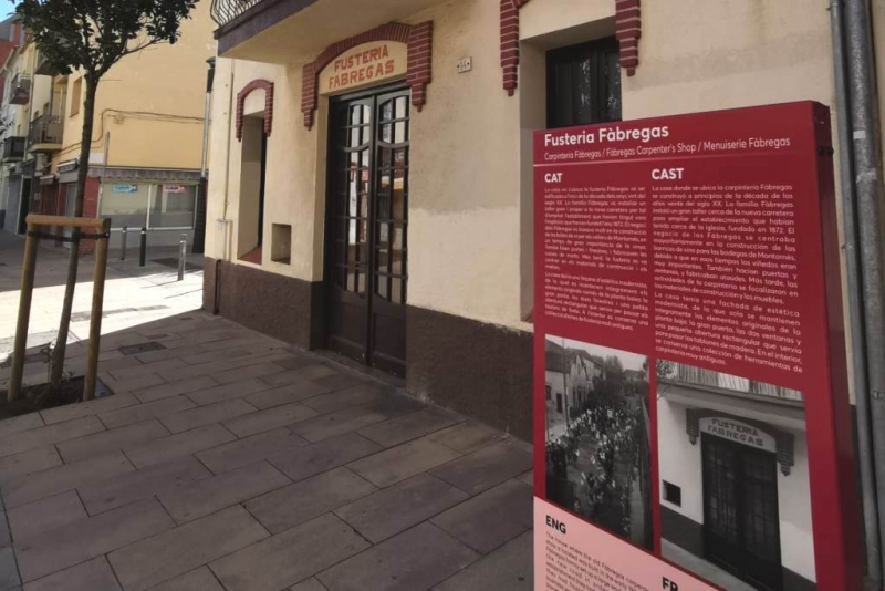 Punt informatiu sobre la fusteria Fàbregas, situat al carrer Major.