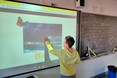 Alumne exposant un projecte plàstic a la classe. (Imatge: Escola Palau d'Ametlla)