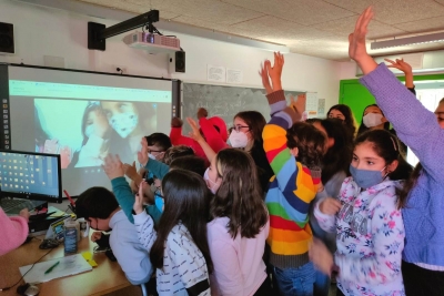 L'alumnat de 5è fent un zoom dins el projecte eTwinning. (Imatge: Escola Palau d'Ametlla)