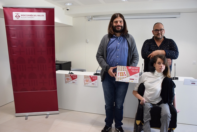 El regidor delegat de l'Àrea d'Acció Social, Jordi Delgado, amb Marta Rodríguez, d'APINDEP, i el seu cuidador.