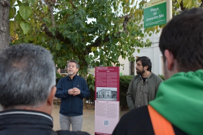 Un moment de la presentació dels elements patrimonials amb l'alcalde, José A. Montero, i el tècnic de Patrimoni, Ferran Díaz.