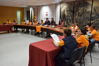 El Consell d'Infants del curs 2022-23, ja a la taula de la sala d'actes de l'Ajuntament.