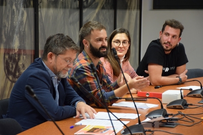 Intervencions de l'alcalde, José A. Montero, el regidor d'Infància, Sergio Carrillo, i els professionals d'Infància i Joventut Iria del Cerro i Oriol Barnet.