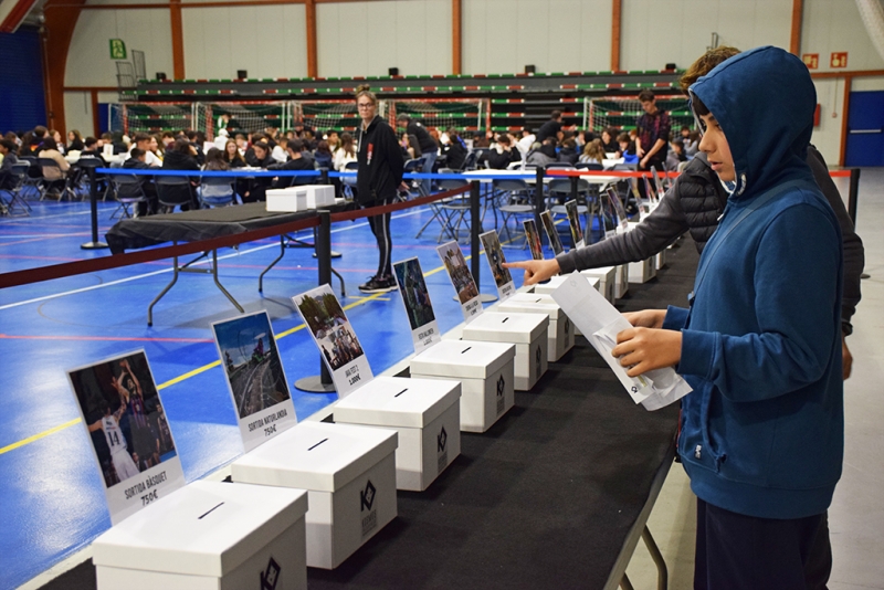 Votació individual a l'Assemblea Jove de 12 a 17 anys.