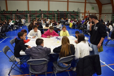 Votació grupal a l'Assemblea Jove de 12 a 17 anys.