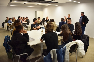 Votació grupal a l'Assemblea Jove de 18 a 30 anys.