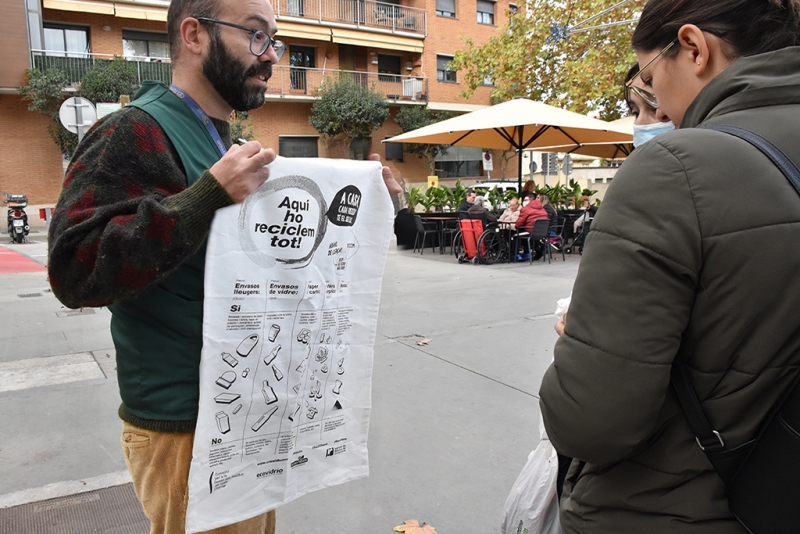 Informació a peu de carrer de la campanya "Aquí no llencem ers. Aquí ho reciclem tot."