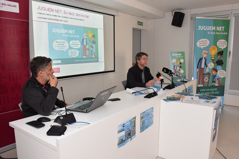 Un moment de l'acte en què han intervingut l'alcalde, José A. Montero, i el tècnic municipal de medi ambient, Juanjo Becerril. 