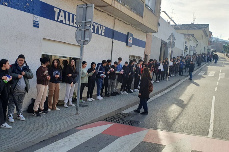 Cadena solidària de l'alumnat de l'INS Marta Mata, a la rambla de Sant Sadurní