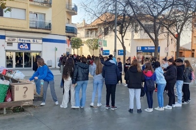 Inici de la cadena solidària, a la plaça de Pau Picasso