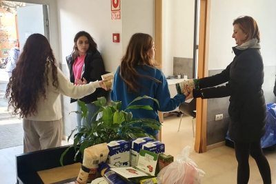 Final de la cadena solidària, al magatzem de Càritas Parroquials