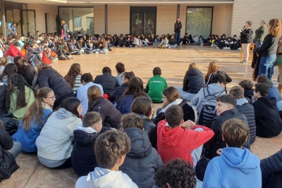 L'alumnat de l'INS Marta Mata a l'entrada de la Sala Polivalent de la rectoria de la parròquia de Sant Sadurní