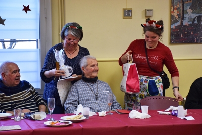 Entrega d'obsequis a càrrec de membres de l'associació Volumont i REIR.