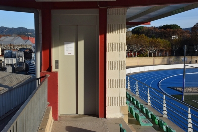 Ascensor instal·lat a la pista d'atletisme i el camp de futbol.
