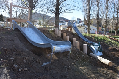 Obres a la zona de jocs del parc dels Gegants.