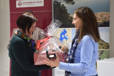 La regidora de territori i medi ambient, Mar Garcia, fent entrega del 3r premi a Maria Teresa García.