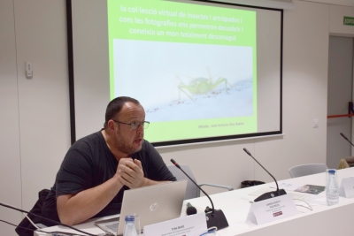 Toni Marí, responsable del centre de documentació del Parc de la Serralada Litoral, presentant la col·lecció virtual d’insectes i artròpodes del Parc.