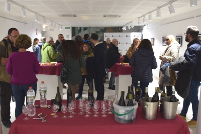 Les persones assistents a l'acte van gaudir d'una degustació de productes de proximitat i vins.