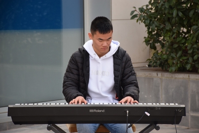 Actuació de piano a càrrec de l'alumne de l'Escola Municipal de Música Oscar Jun Martínez.