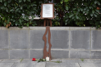Ofrena floral al davant del monument Memòria Històrica.