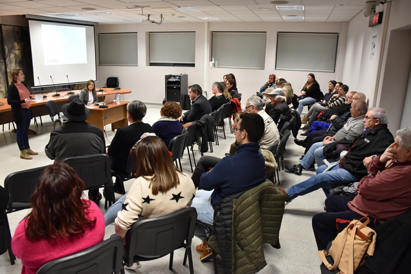 Un moment de l'acte, amb la intervenció de la regidora de Serveis Socials i Gent Gran, Natàlia Segura.