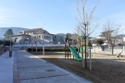 Nou arbrat a la plaça de Bellesguard.