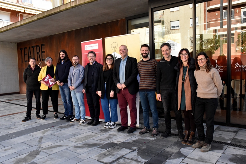 Foto de família a l'inici de la jornada amb representants de la Diputació, Generalitat, Consell Comarcal i Ajuntament de Montornès