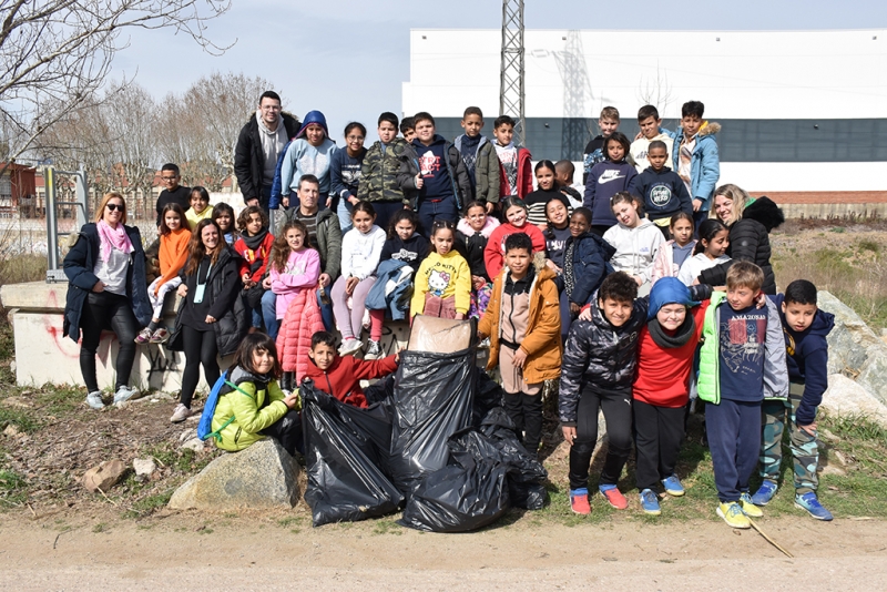 Foto de grup de la neteja al riu Mogent d'aquest dimarts amb alumnes de l'Escola Marinada.