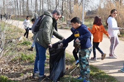 Un moment de la neteja a la llera del riu Mogent amb alumnes de l'Escola Marinada.