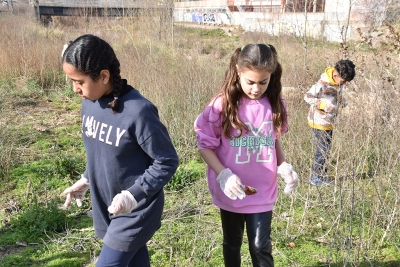 Un moment de la neteja a la llera del riu Mogent amb alumnes de l'Escola Marinada.