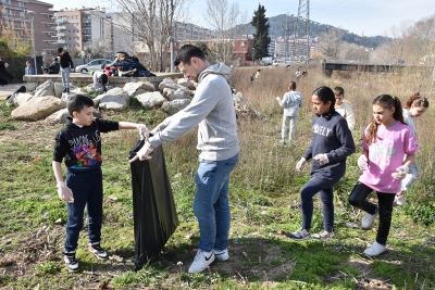 Un moment de la neteja a la llera del riu Mogent amb alumnes de l'Escola Marinada.