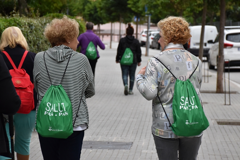 Participants en una de les caminades del programa "Salut, pas a pas".