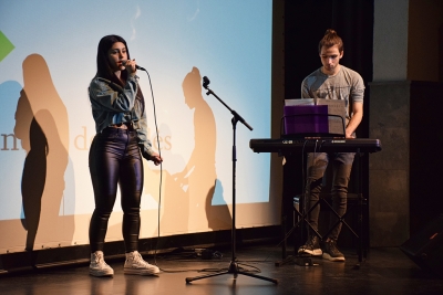 Actuació musical a càrrec de Carla Abraham i Esteve Martí.