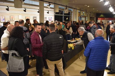 Aperitiu a l'entrada del Centre Cultural de Vilanova del Vallès.