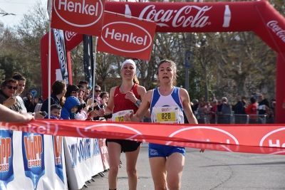 Marisa Zapata (del Club Atletisme Granollers) es disputa la primera posició femenina de la Cursa dels 6 km amb la segona classificada.