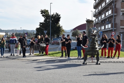 El Ball de Diables i Drac de Montornès ha animat els i les atletes en un punt del recorregut.