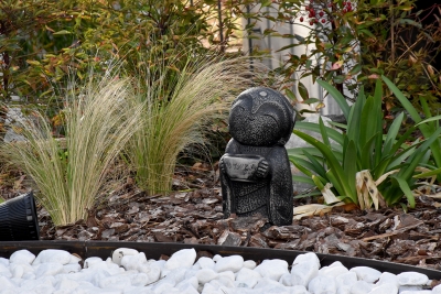 Al petit jardi de l'espai, hi ha una estatua Jizo (deïtat budista protectora dels més vulnerables)