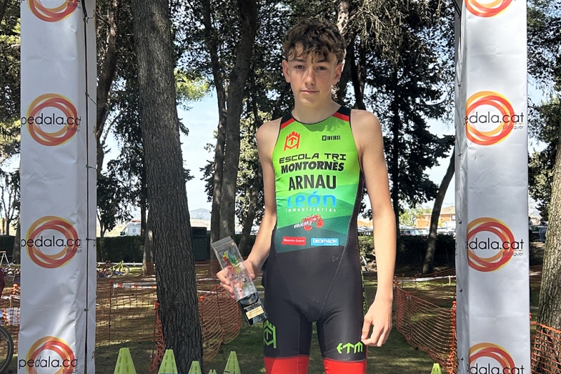 Arnau Pérez després de proclamar-se campió de Catalunya de Duatló de Muntanya. (imatge: Club Triatló Montornès)