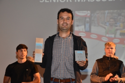 Un company d'equip va recollir el premi d'Eloi Cabezas, del Club Atletisme Montornès, guanyador del premi a millor esporista sènior.